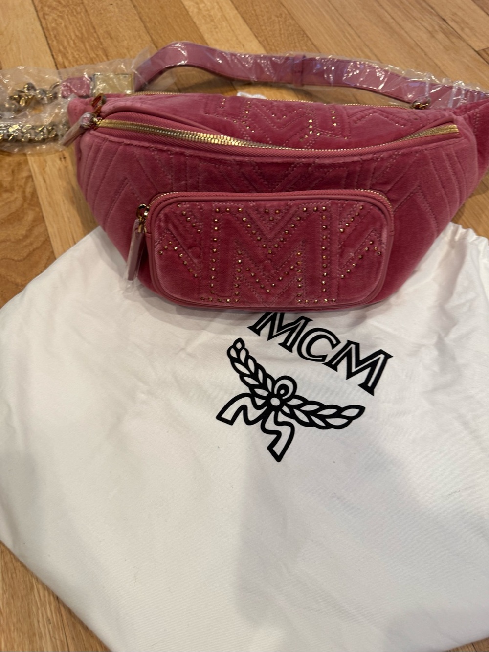 🚨SOLD🚨MCM Rose Pink Quilted Velvet Studded Belt Bag NWT - Picture 2 of 16